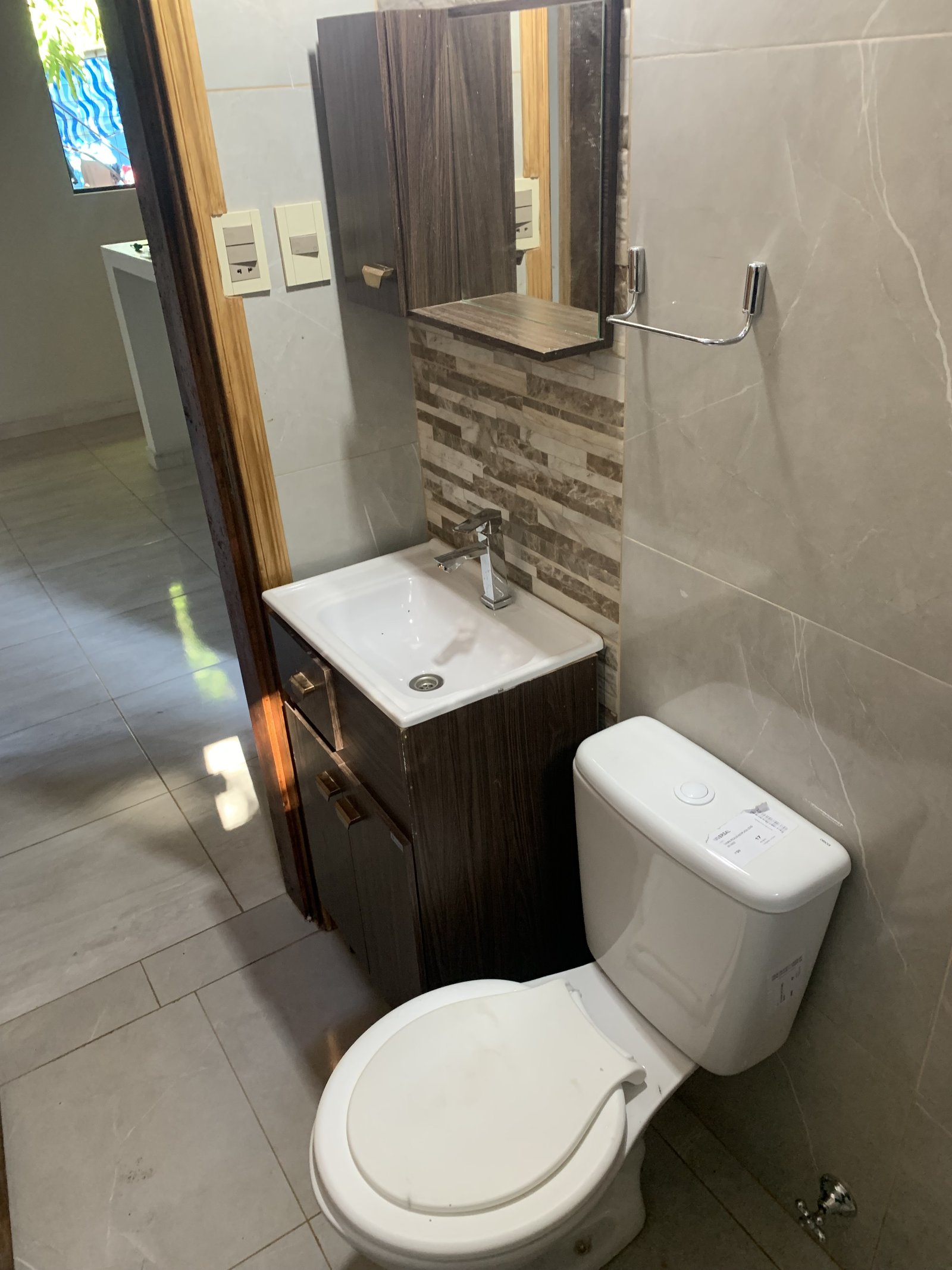 Bano con bacha y sanitario terminado, vivienda Lucas San Lorenzo - OGA Constructora