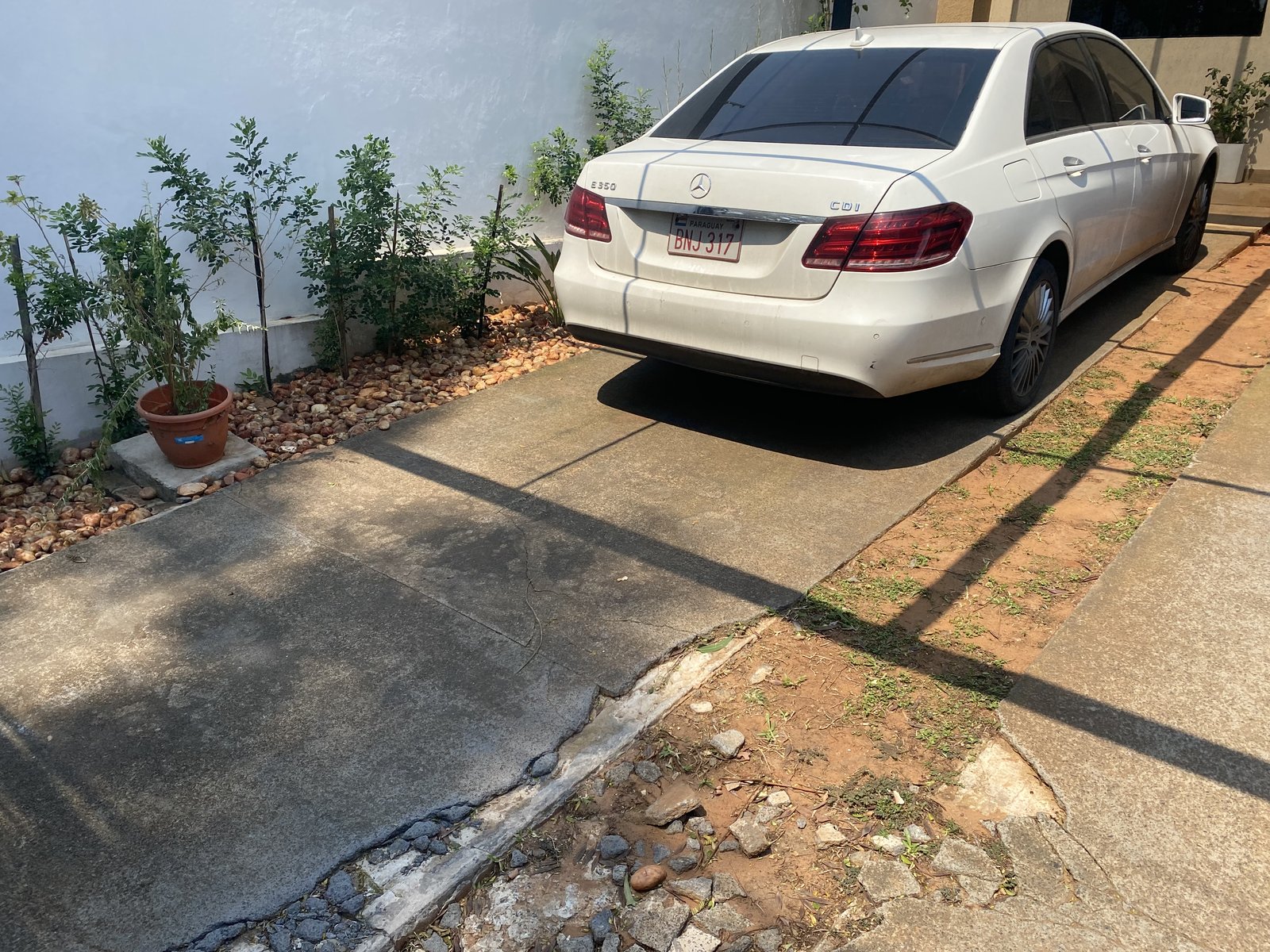 Cochera y acceso con vehiculo, vivienda Lucas San Lorenzo - OGA Constructora