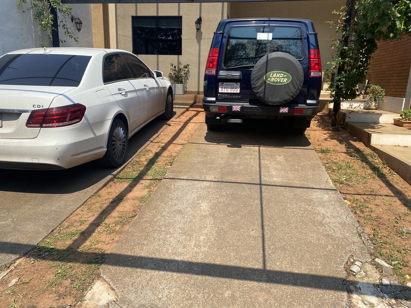 Acceso vehicular de la vivienda Lucas, San Lorenzo - OGA Constructora