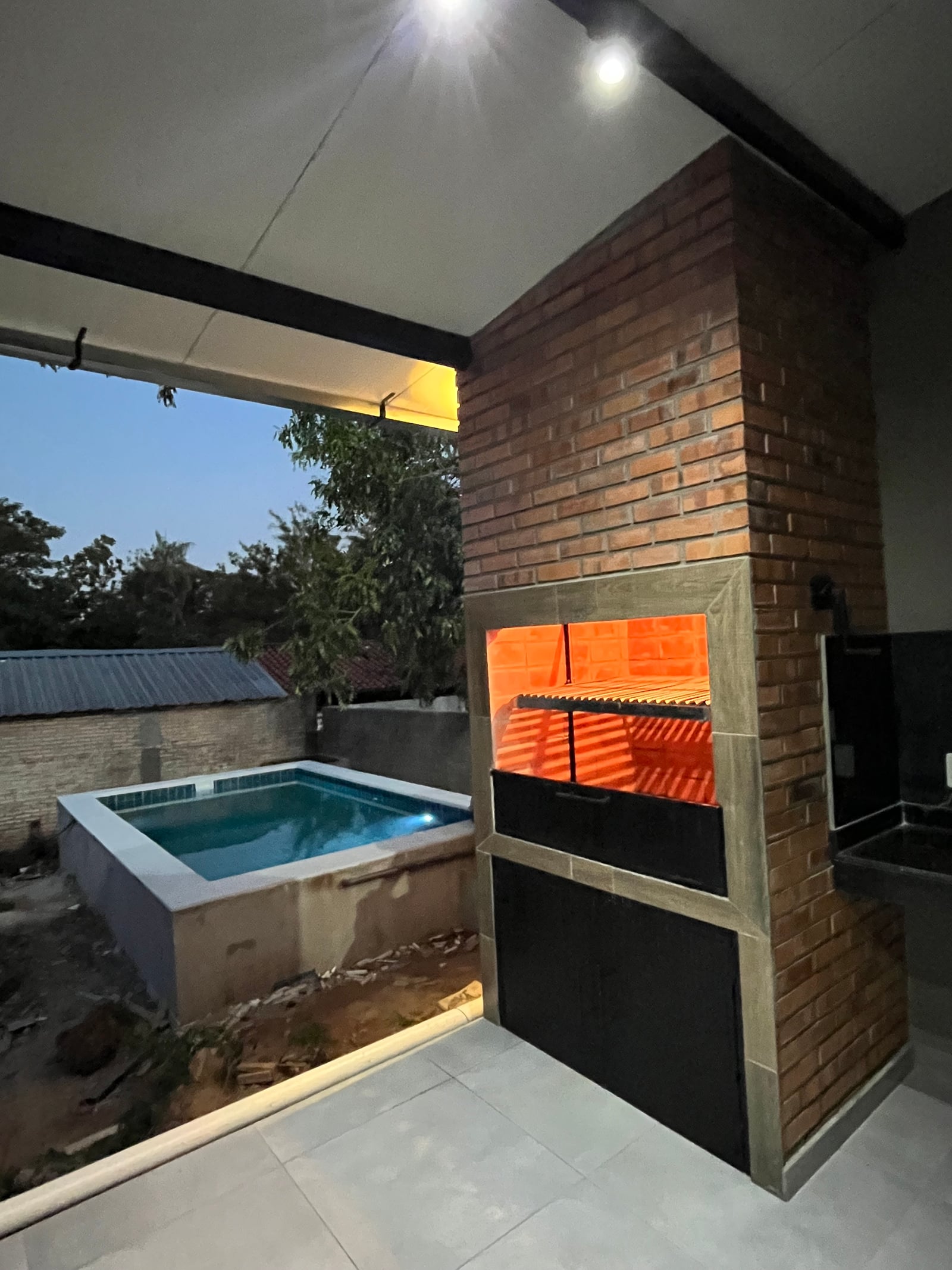 Piscina y quincho de la vivienda Mile, San Lorenzo - OGA Constructora