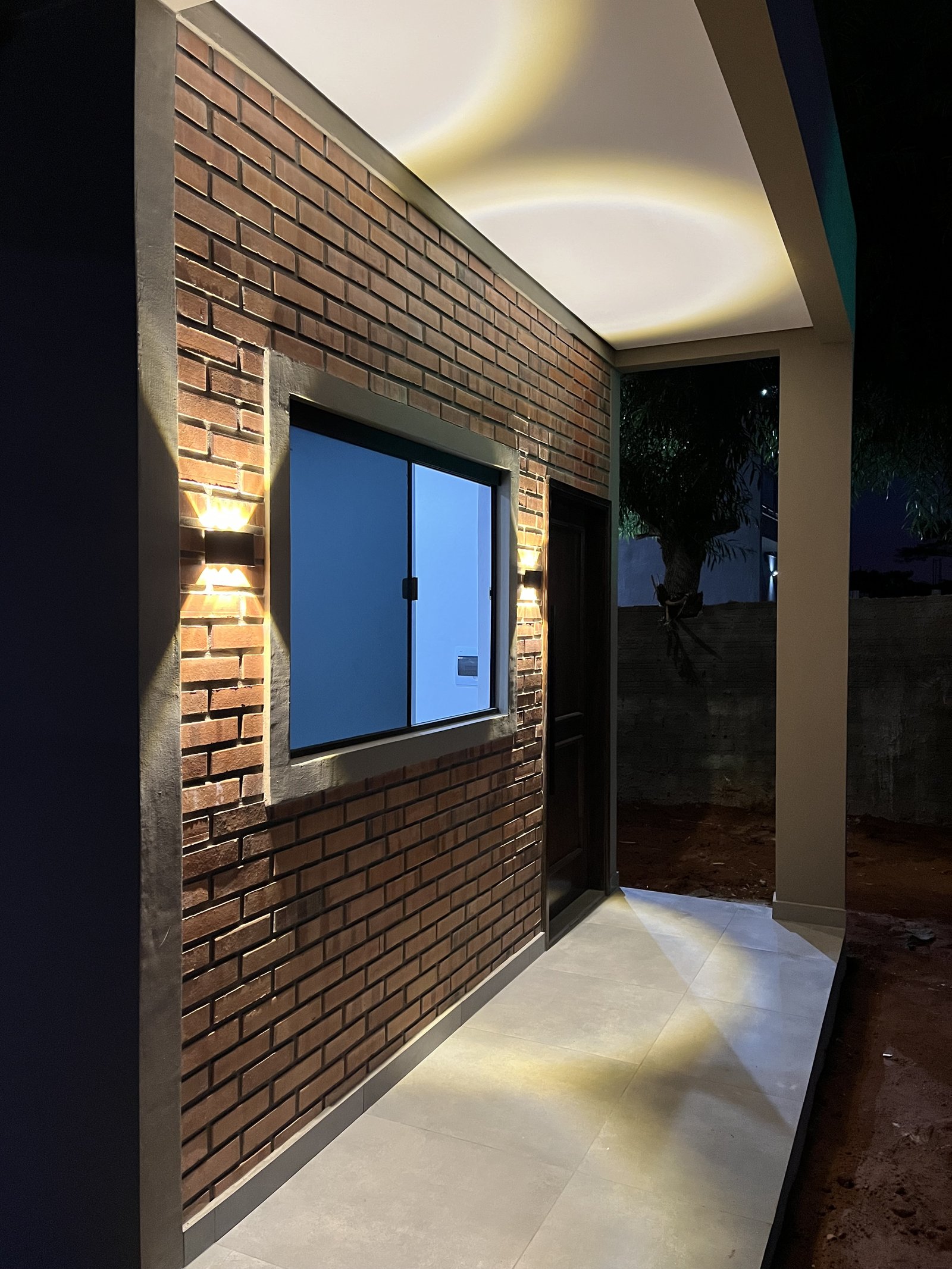 Pared de ladrillo visto interior con iluminacion LED, vivienda Mile San Lorenzo - OGA Constructora