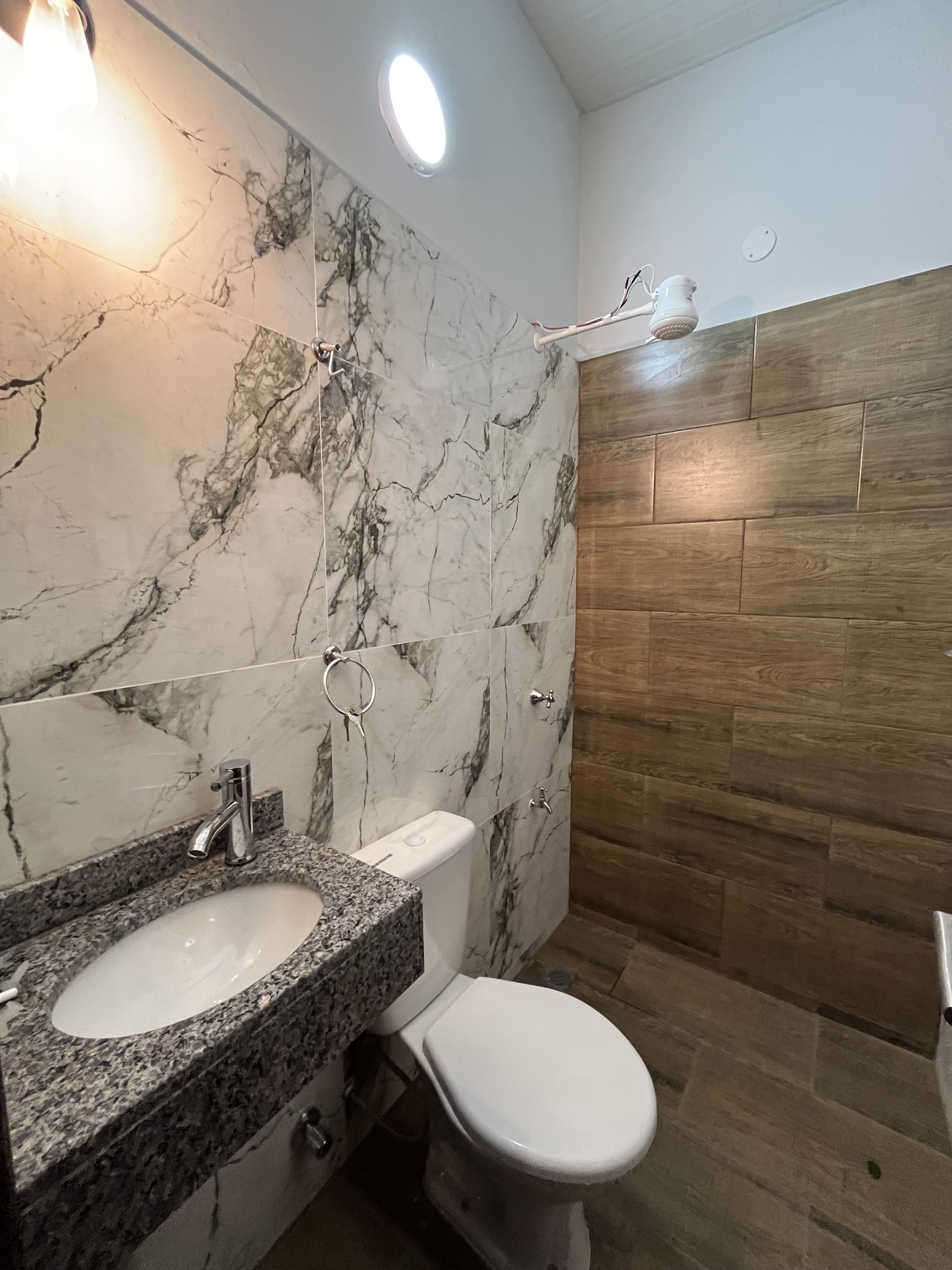 Bano revestido en marmol de la vivienda Mile, San Lorenzo - OGA Constructora