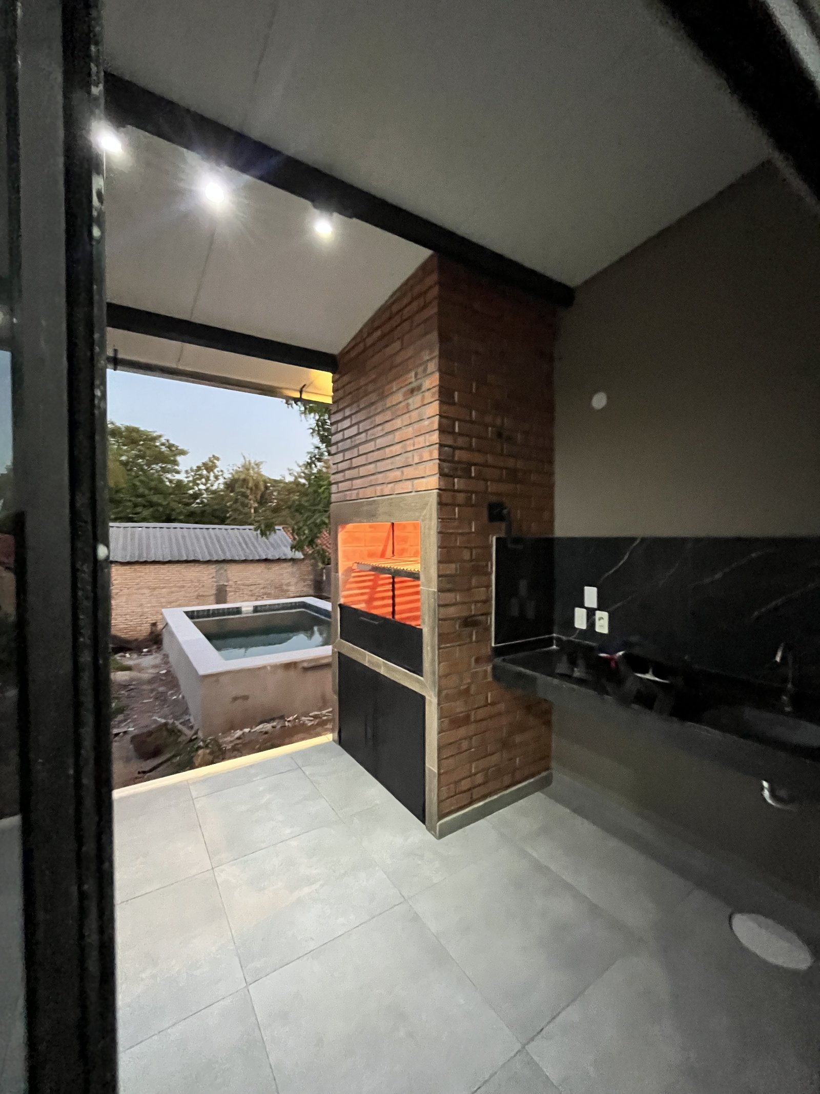 Sector de quincho y parrilla de la vivienda Mile, San Lorenzo - OGA Constructora