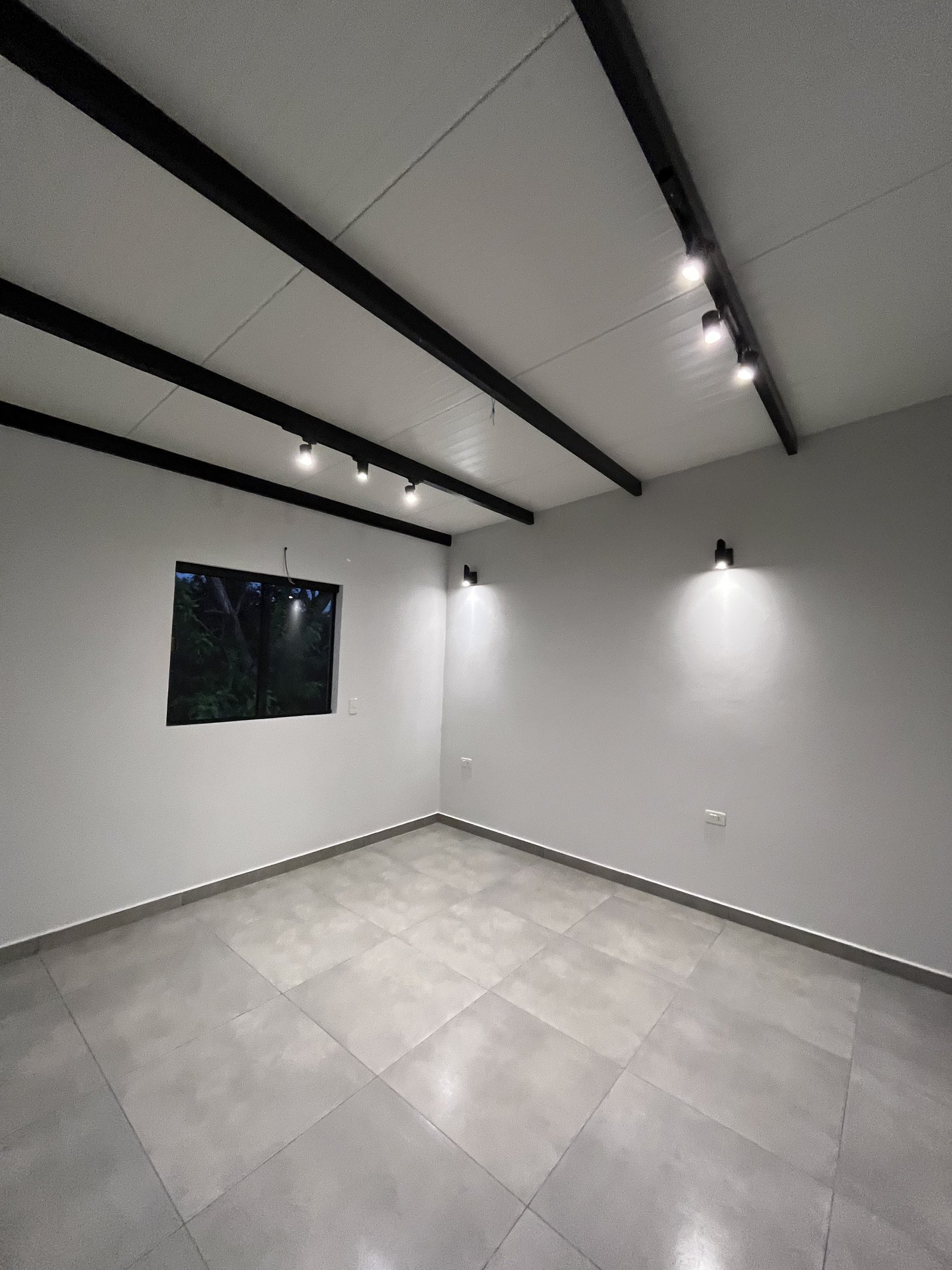 Ambiente interior terminado de la vivienda Mile, San Lorenzo - OGA Constructora
