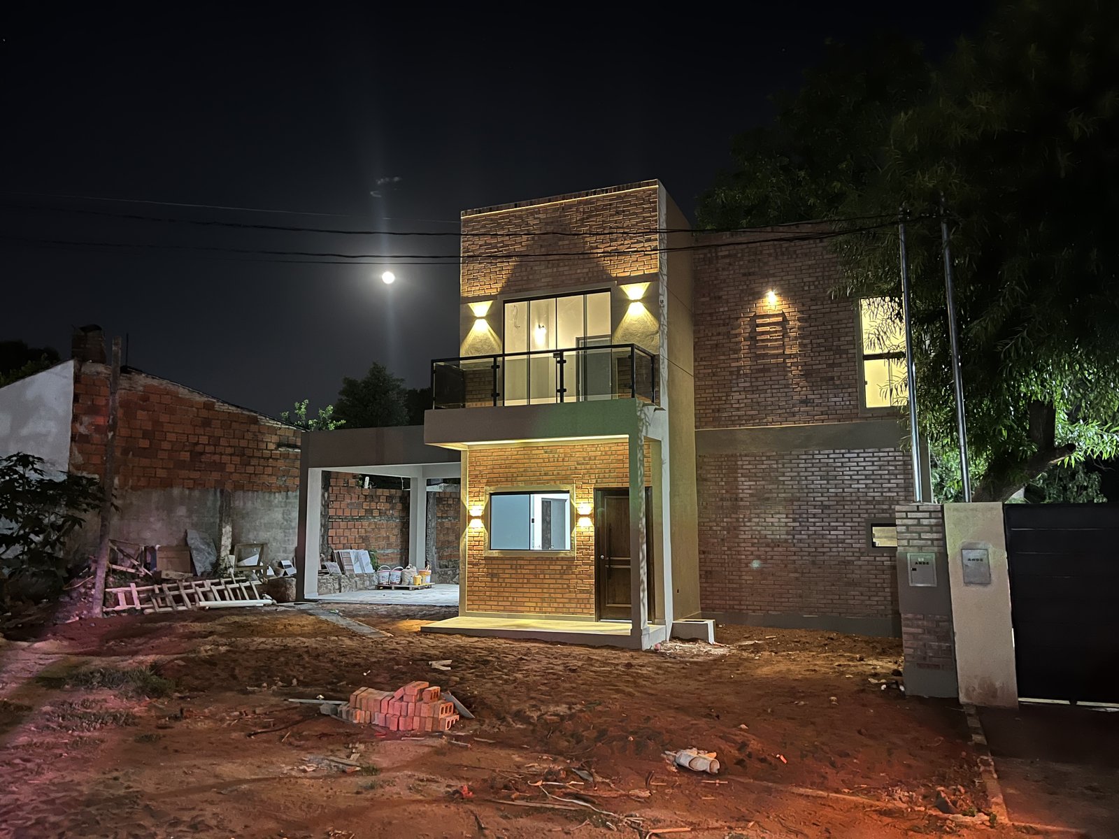 Vista nocturna de la vivienda Mile, San Lorenzo - OGA Constructora