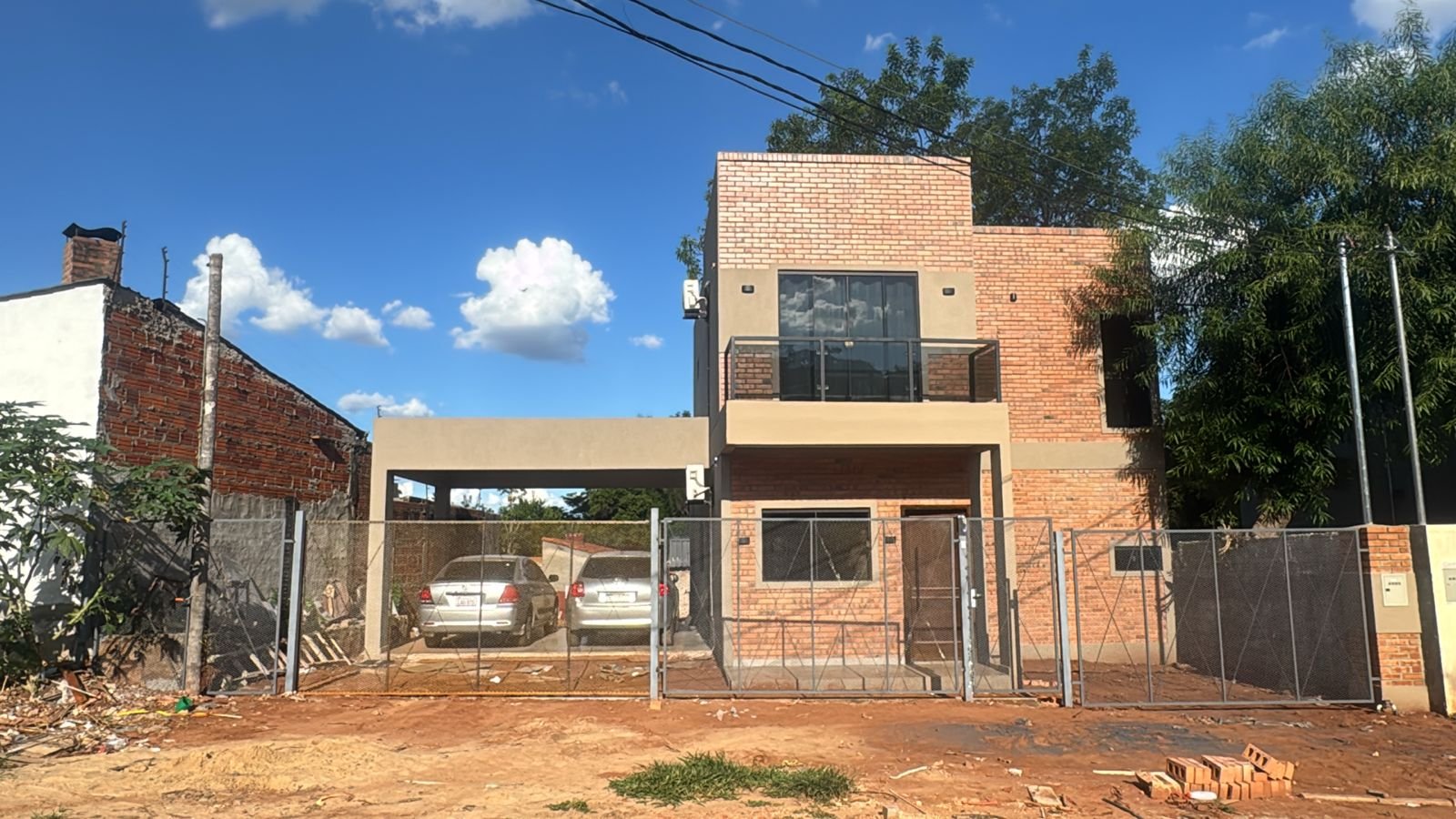 Exterior diurno en ladrillo visto de la vivienda Mile, San Lorenzo - OGA Constructora
