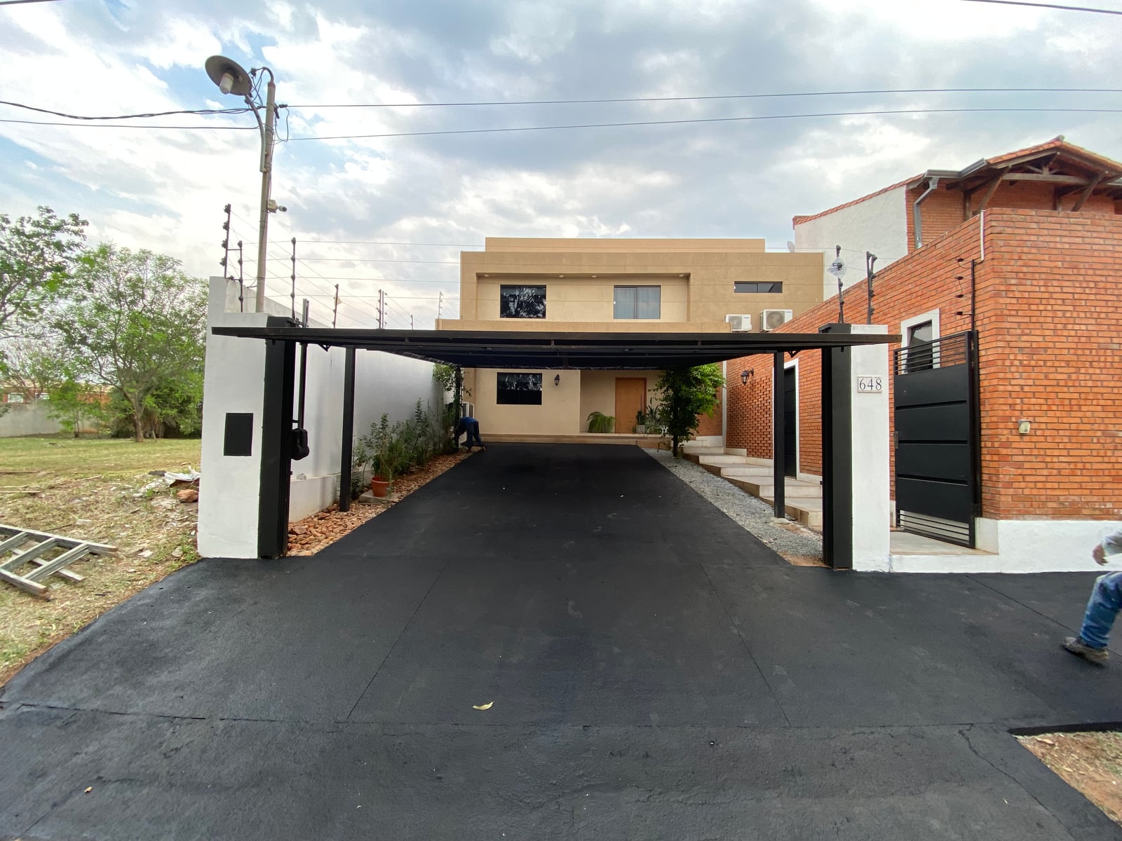Cochera con cielorraso de ladrillo en espina de pez y solado adoquinado - OGA Constructora