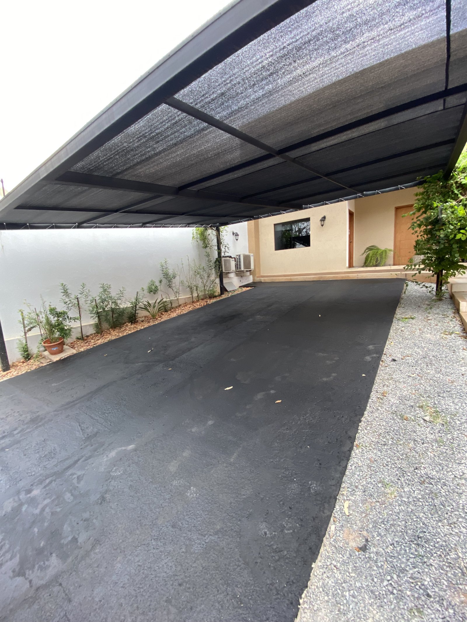 Detalle del cielorraso de ladrillo de la cochera y acceso vehicular - OGA Constructora