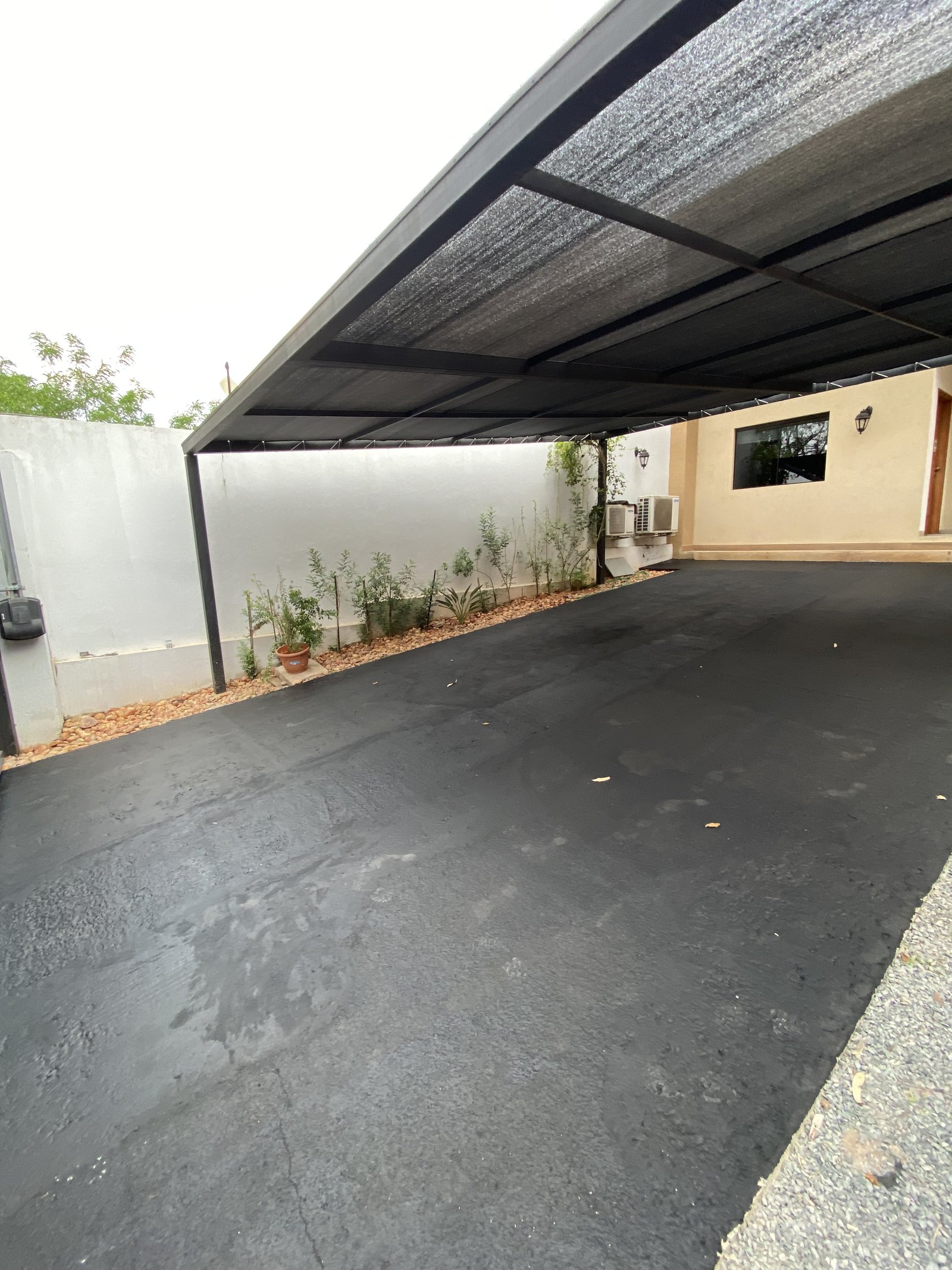 Interior de la cochera techada de la vivienda - OGA Constructora