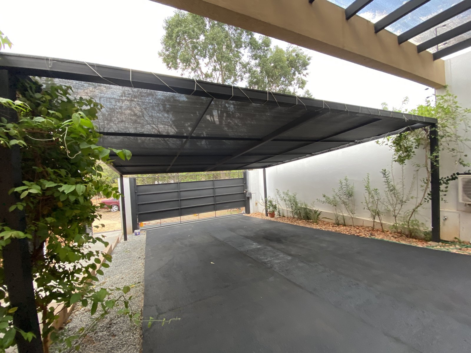 Cochera vista desde el interior hacia el acceso - OGA Constructora