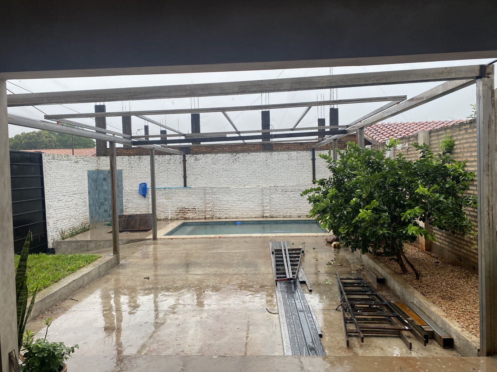Rampa y acceso vehicular de la vivienda - OGA Constructora