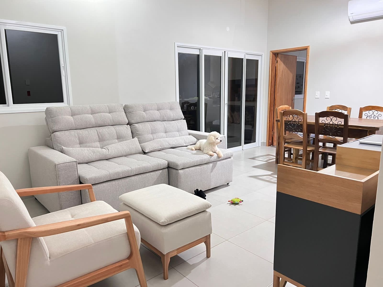 Living comedor amueblado con sofas en vivienda terminada, Yaguaron - OGA Constructora