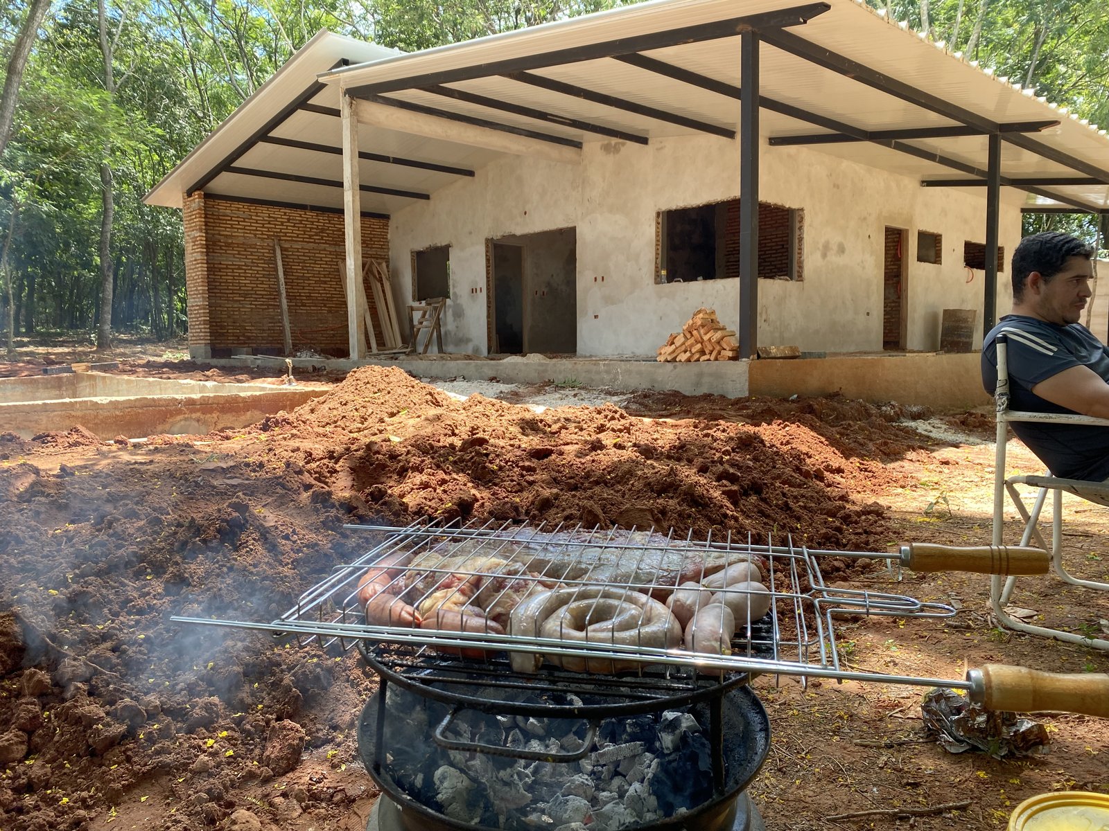 Parrilla de quincho con asado, vivienda en Yaguaron - OGA Constructora