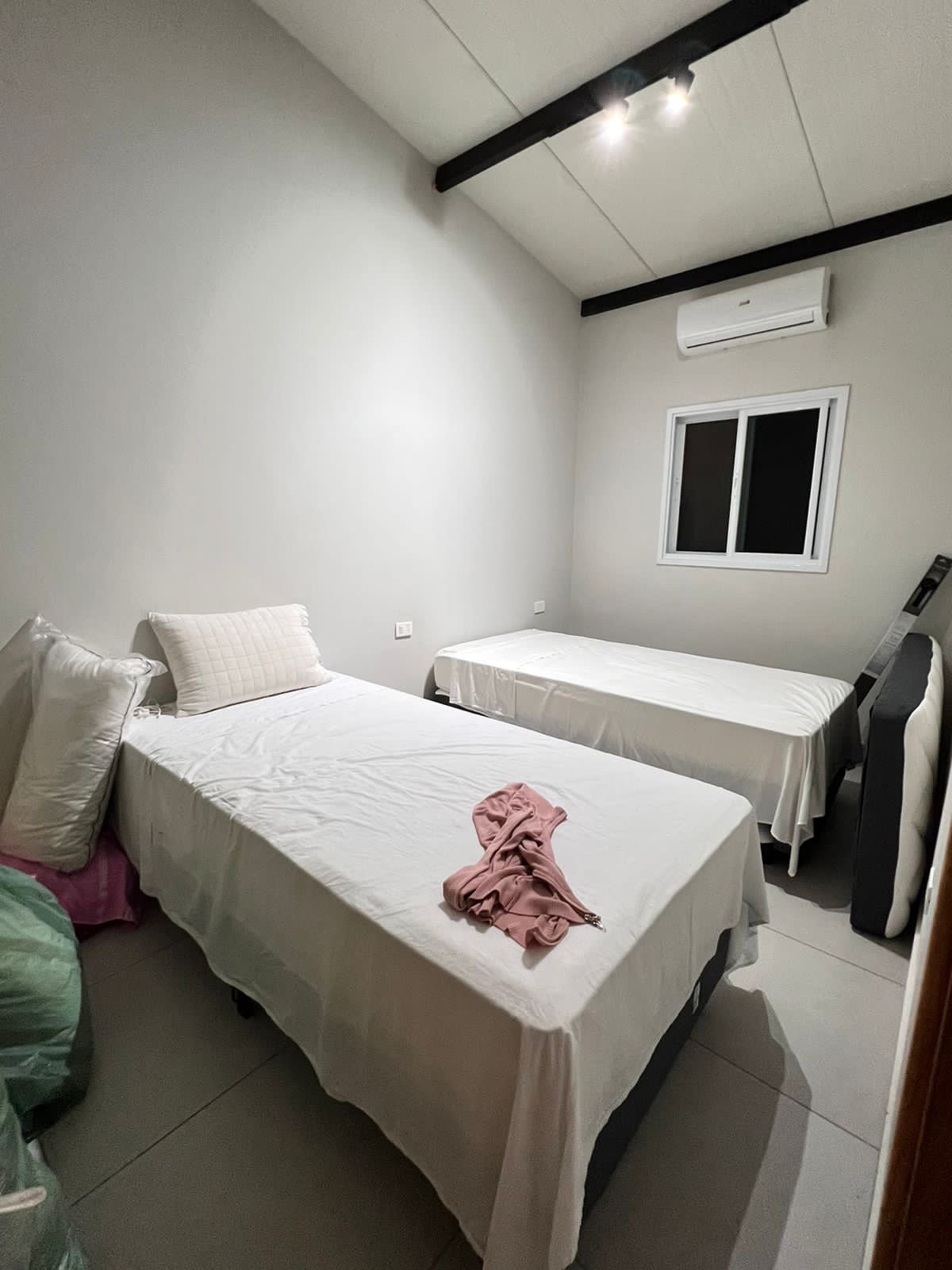 Dormitorio terminado bajo techo de madera, vivienda Yaguaron - OGA Constructora