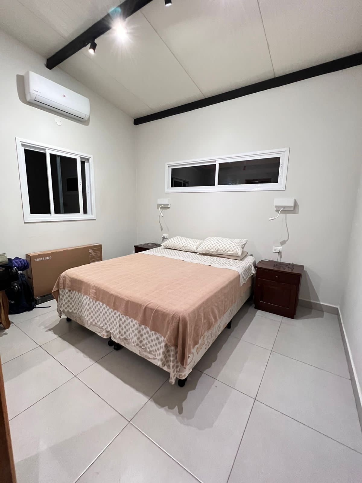 Dormitorio con techo de madera a dos aguas, vivienda Yaguaron - OGA Constructora