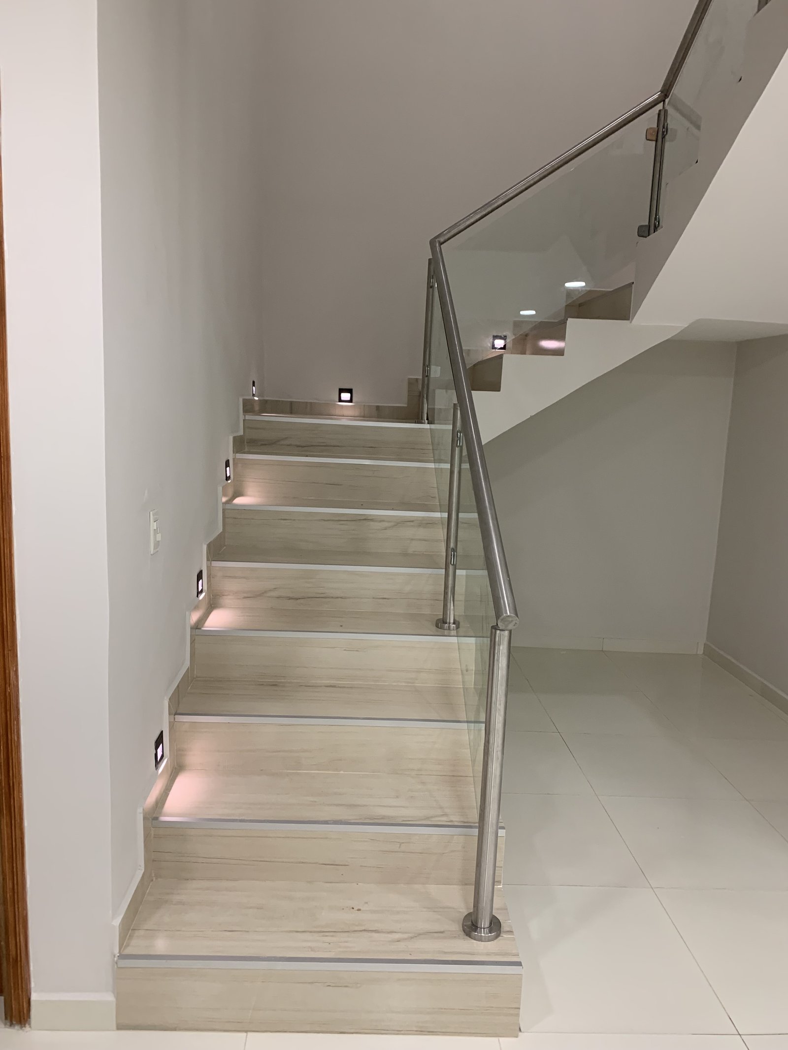 Escalera blanca con baranda metalica, vivienda Ruben Aranda Luque - OGA Constructora