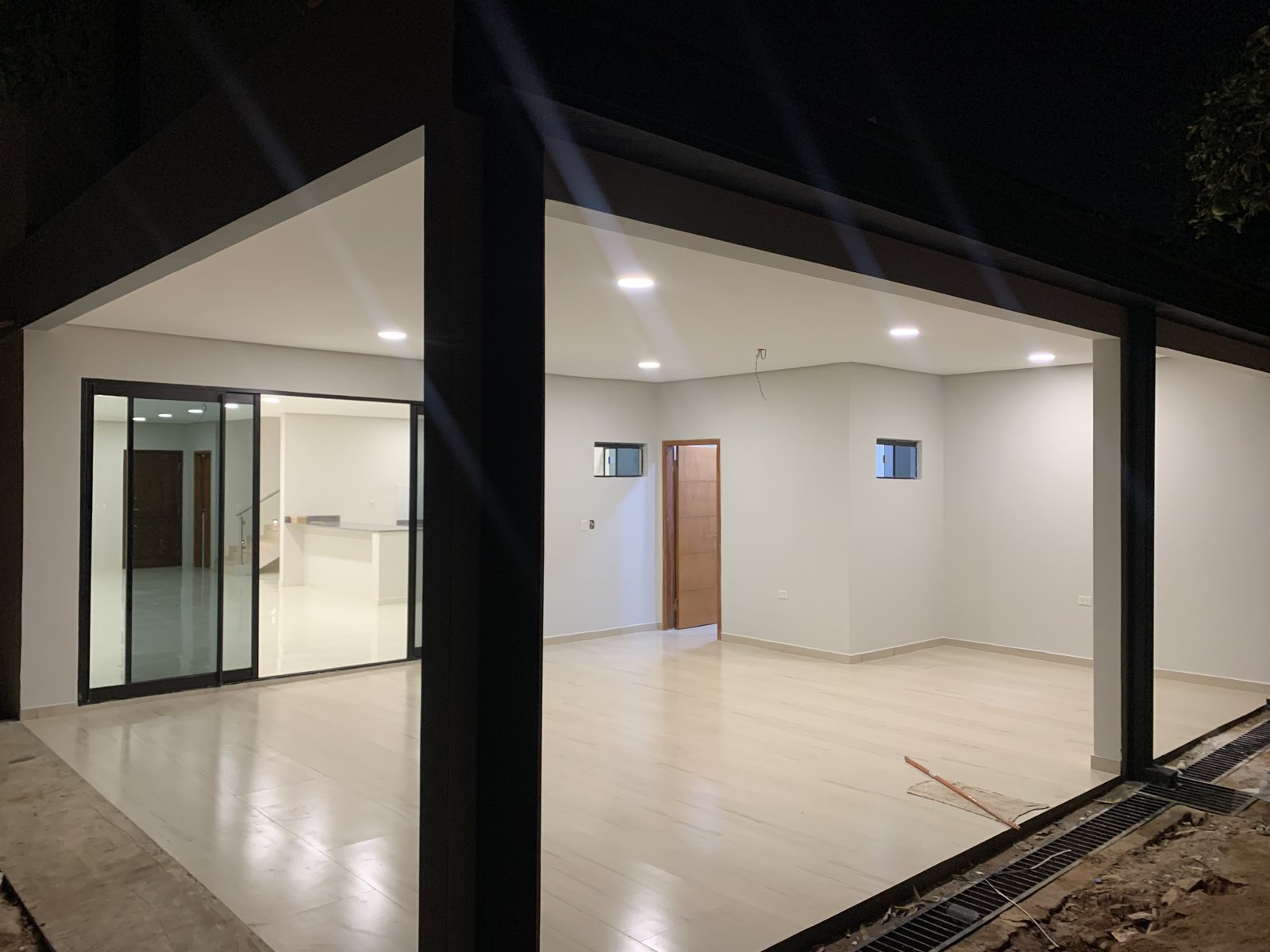 Interior con ventanal de la vivienda Ruben Aranda, Luque - OGA Constructora
