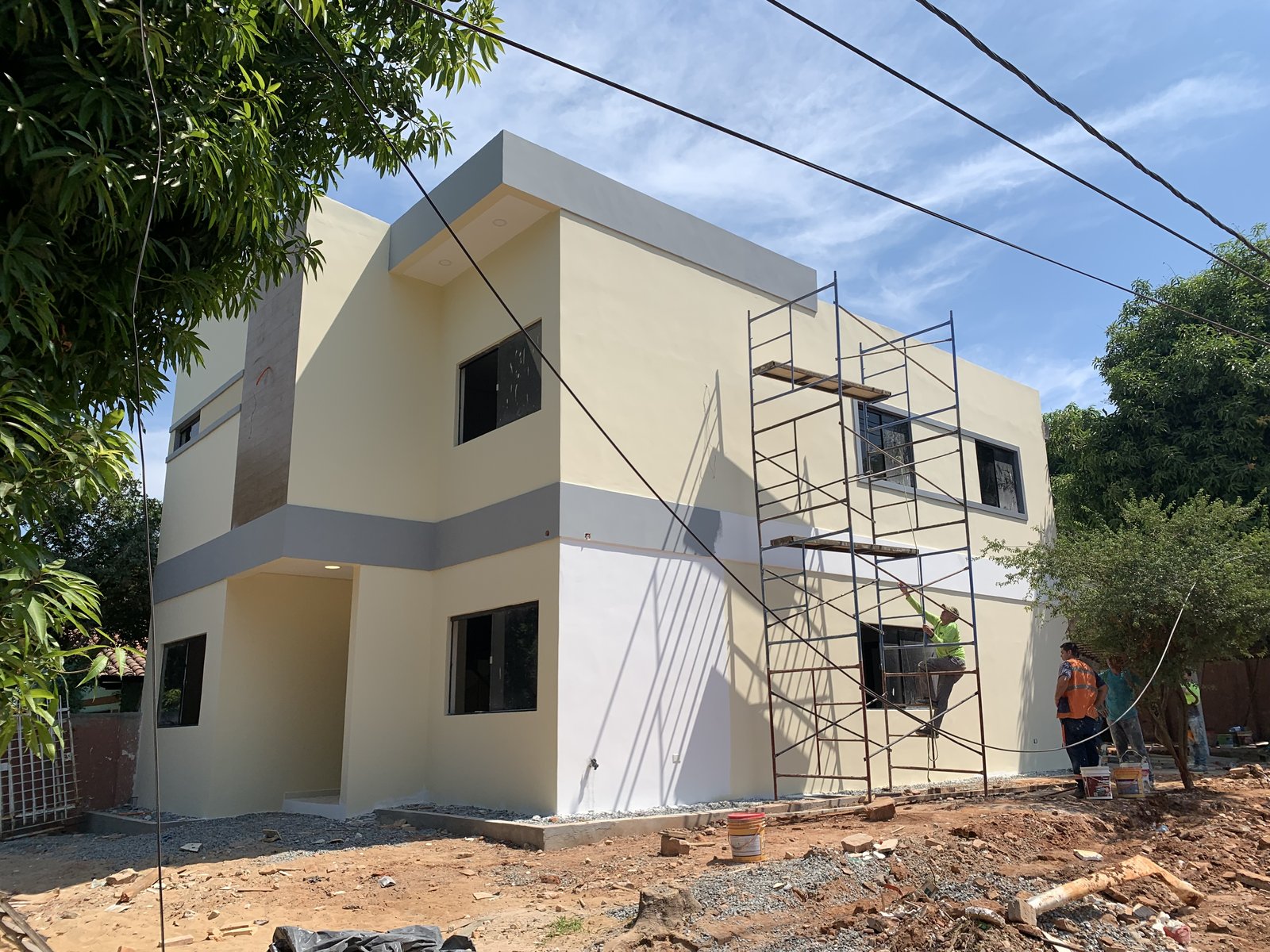 Vivienda Ruben Aranda con andamios durante la construccion, Luque - OGA Constructora