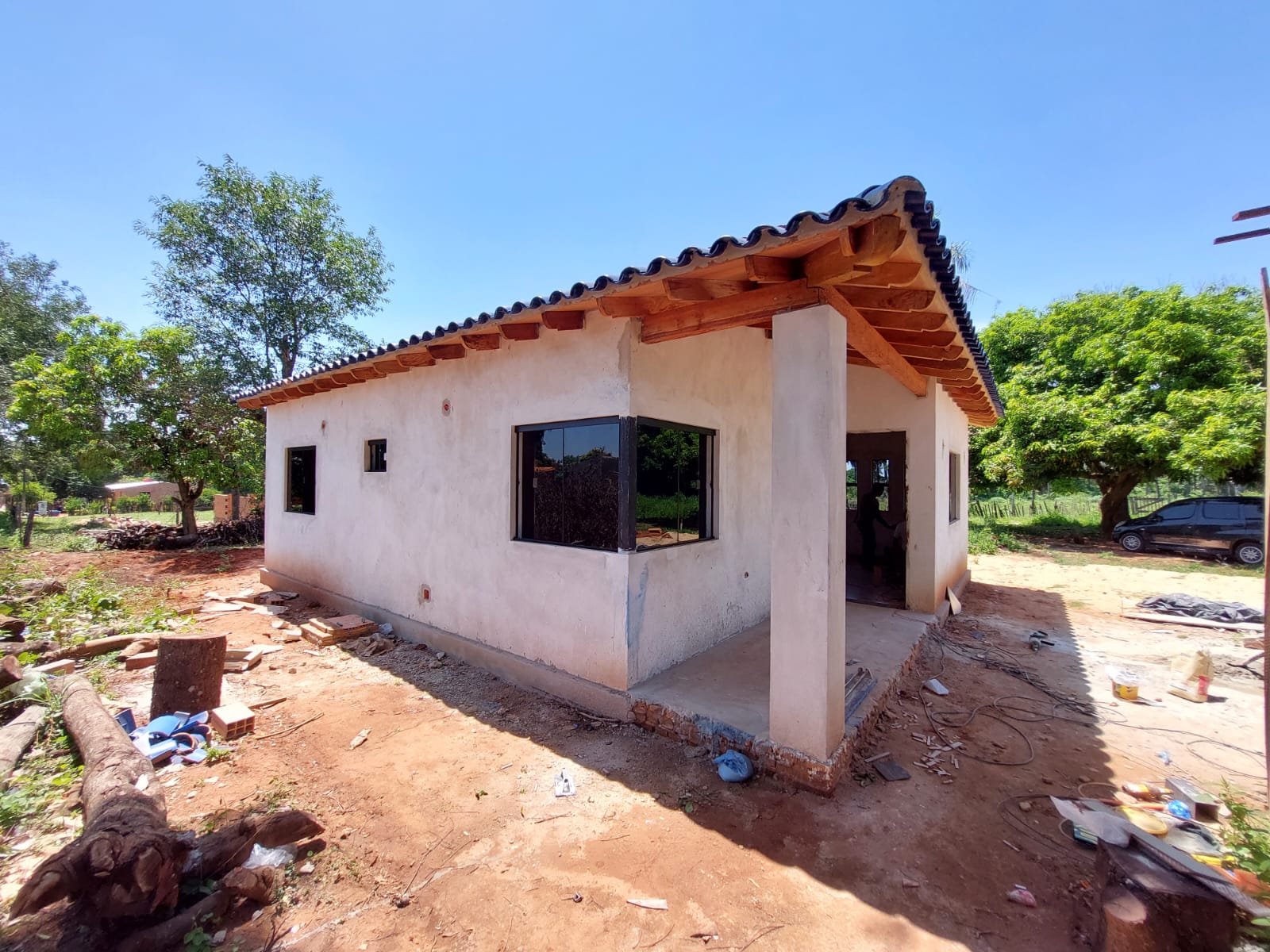 Frente de vivienda en ladrillo visto, Luque - OGA Constructora