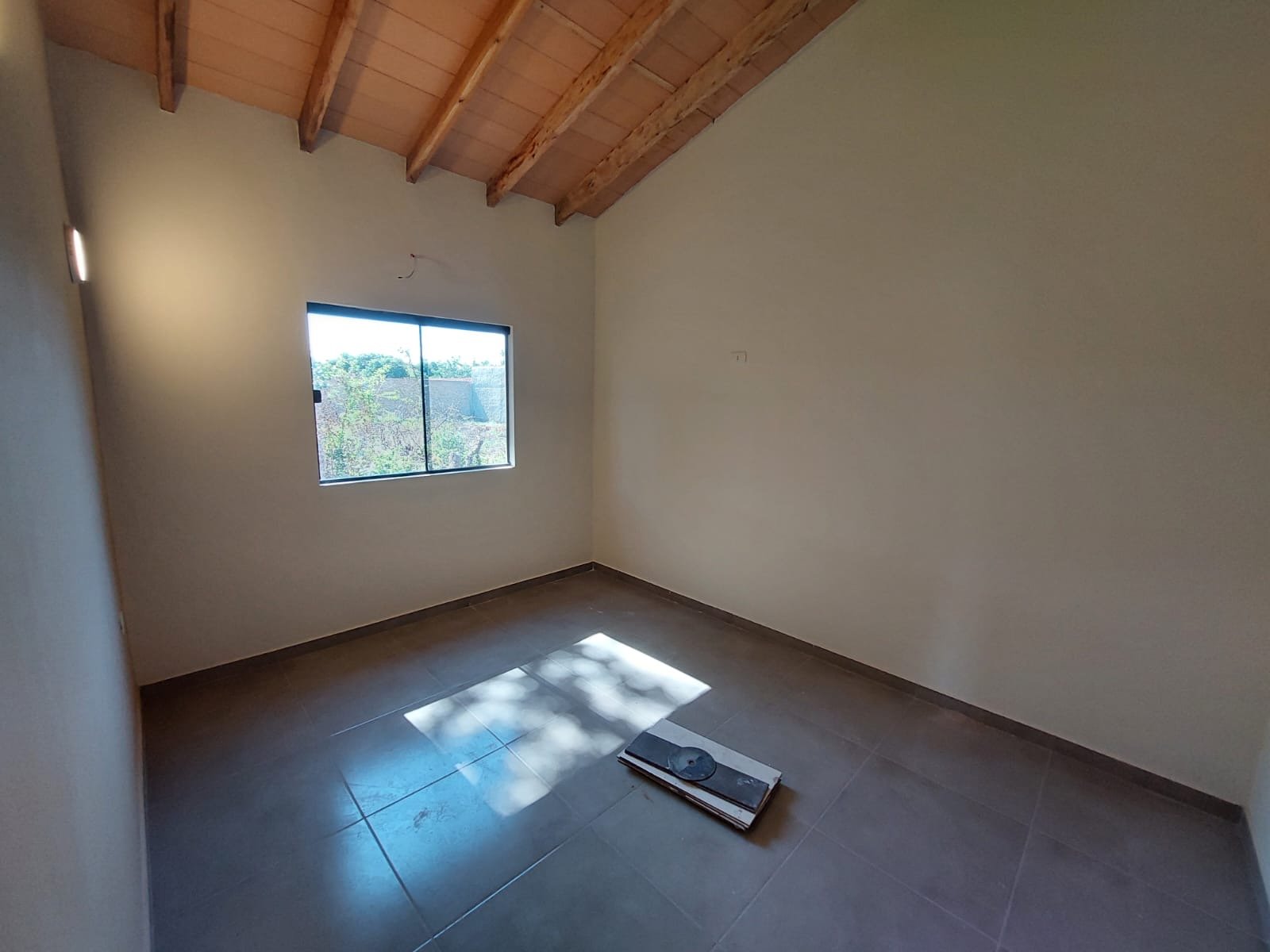 Vista exterior de vivienda terminada con techo de madera, Luque - OGA Constructora
