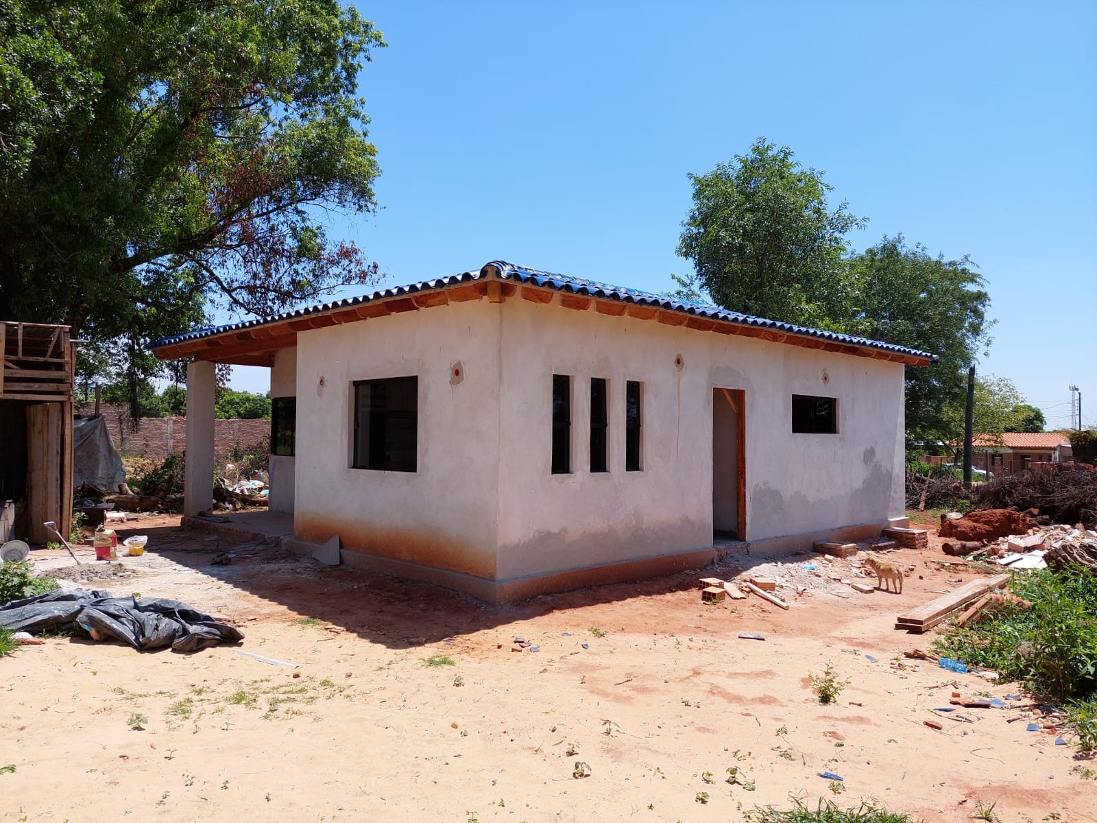Fachada frontal de vivienda terminada, Luque - OGA Constructora