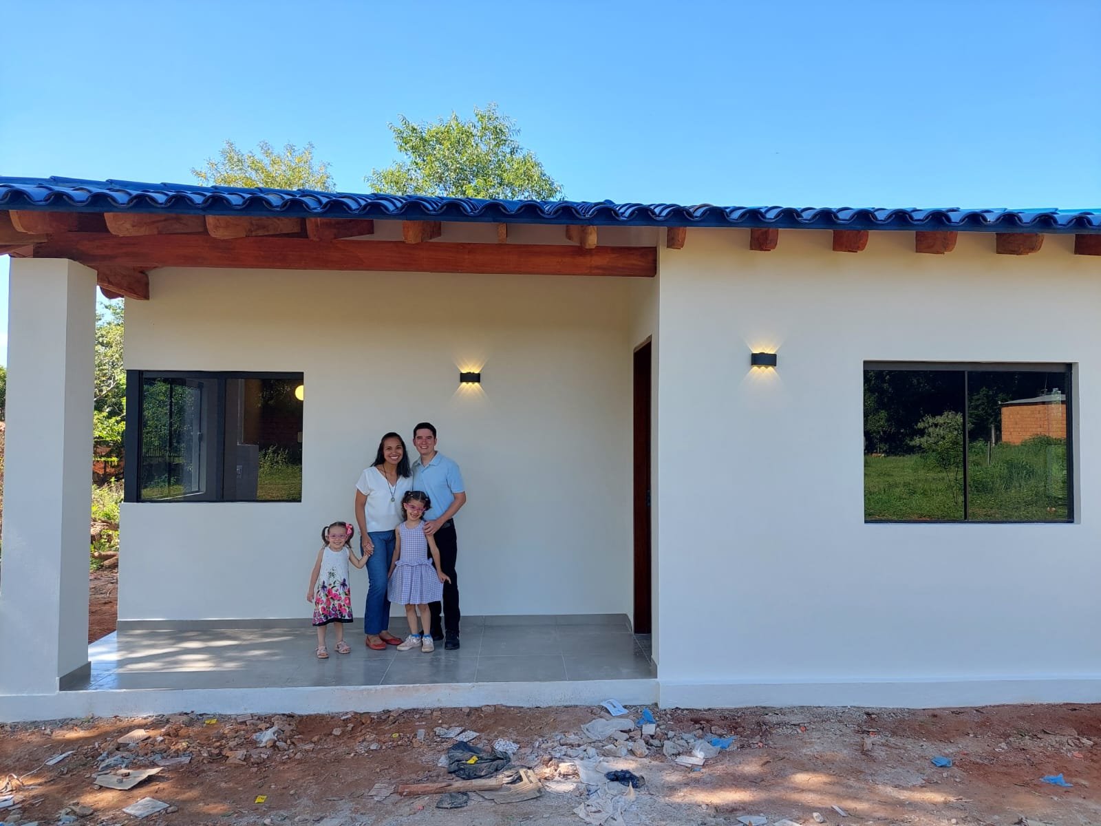Exterior de vivienda terminada en Luque - OGA Constructora