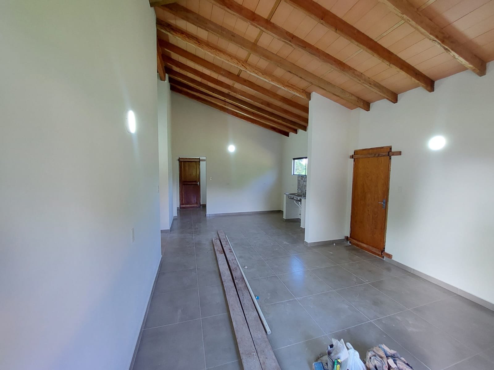 Ambiente interior terminado con piso de ceramica, vivienda Luque - OGA Constructora