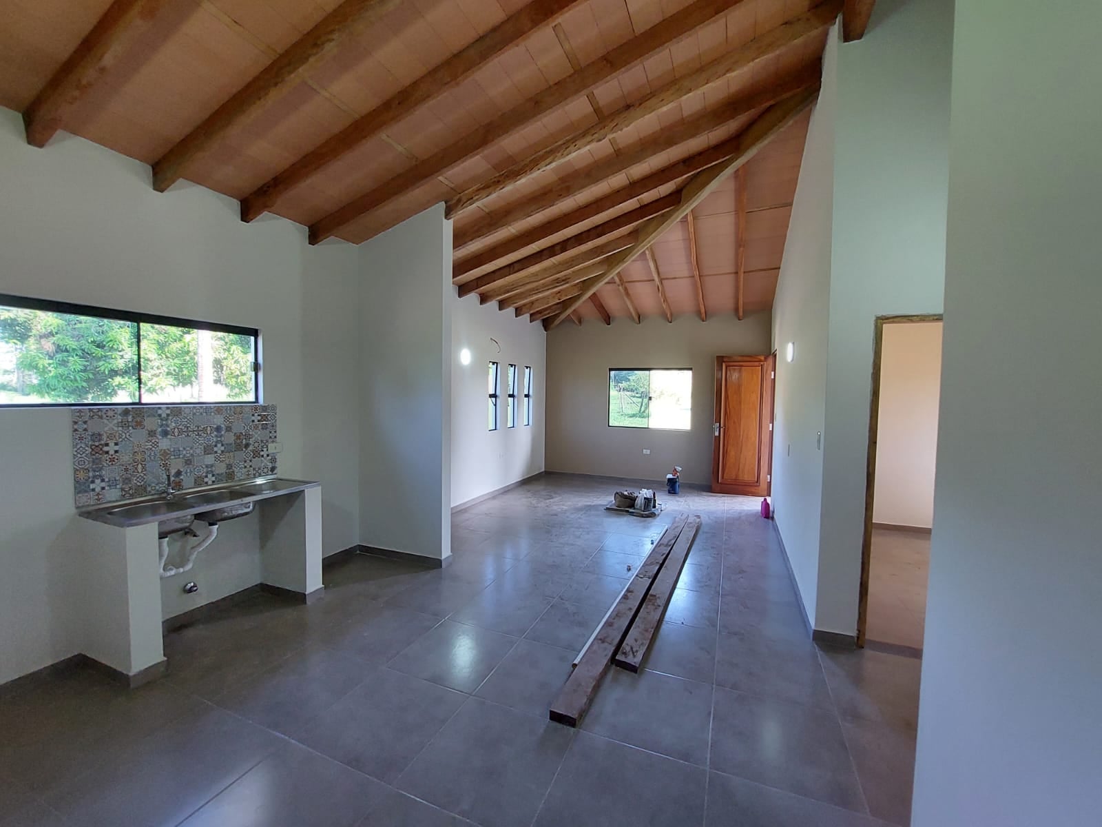 Ambiente interior pintado en blanco, vivienda Luque - OGA Constructora