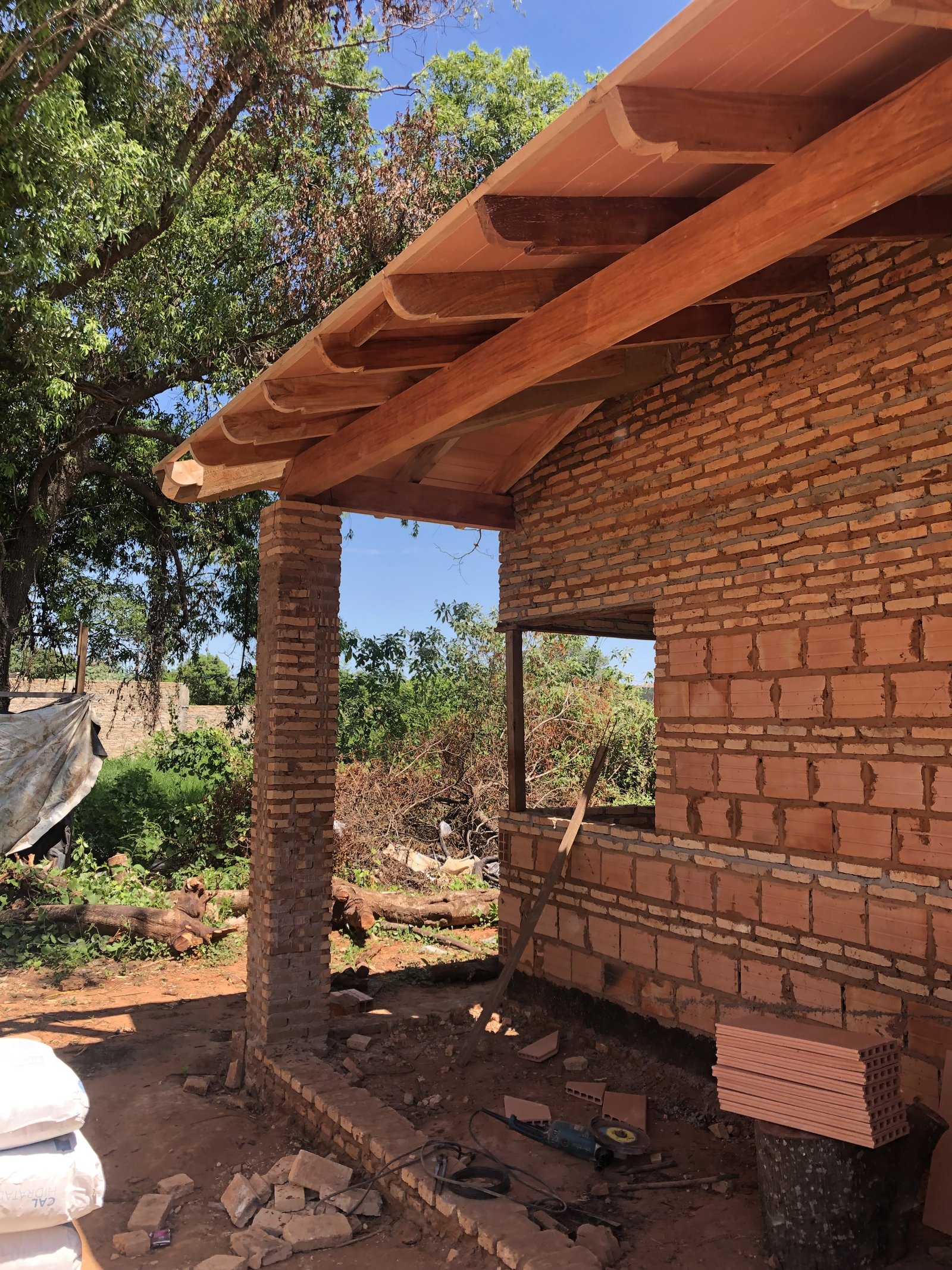 Estructura de techo de madera a la vista (machimbre) en construccion, vivienda Luque - OGA Constructora