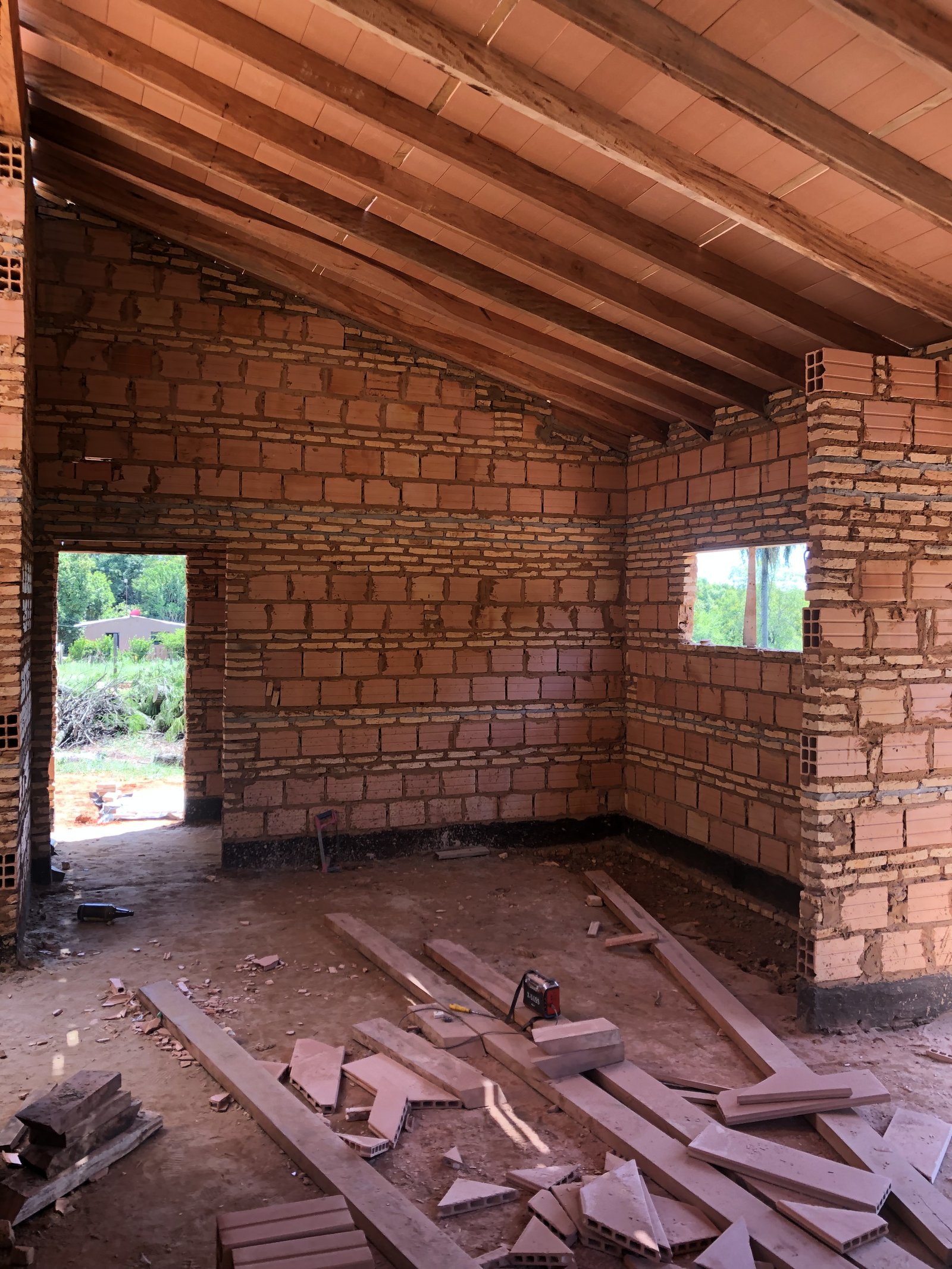 Vigas y estructura de cubierta de madera, vivienda Luque - OGA Constructora