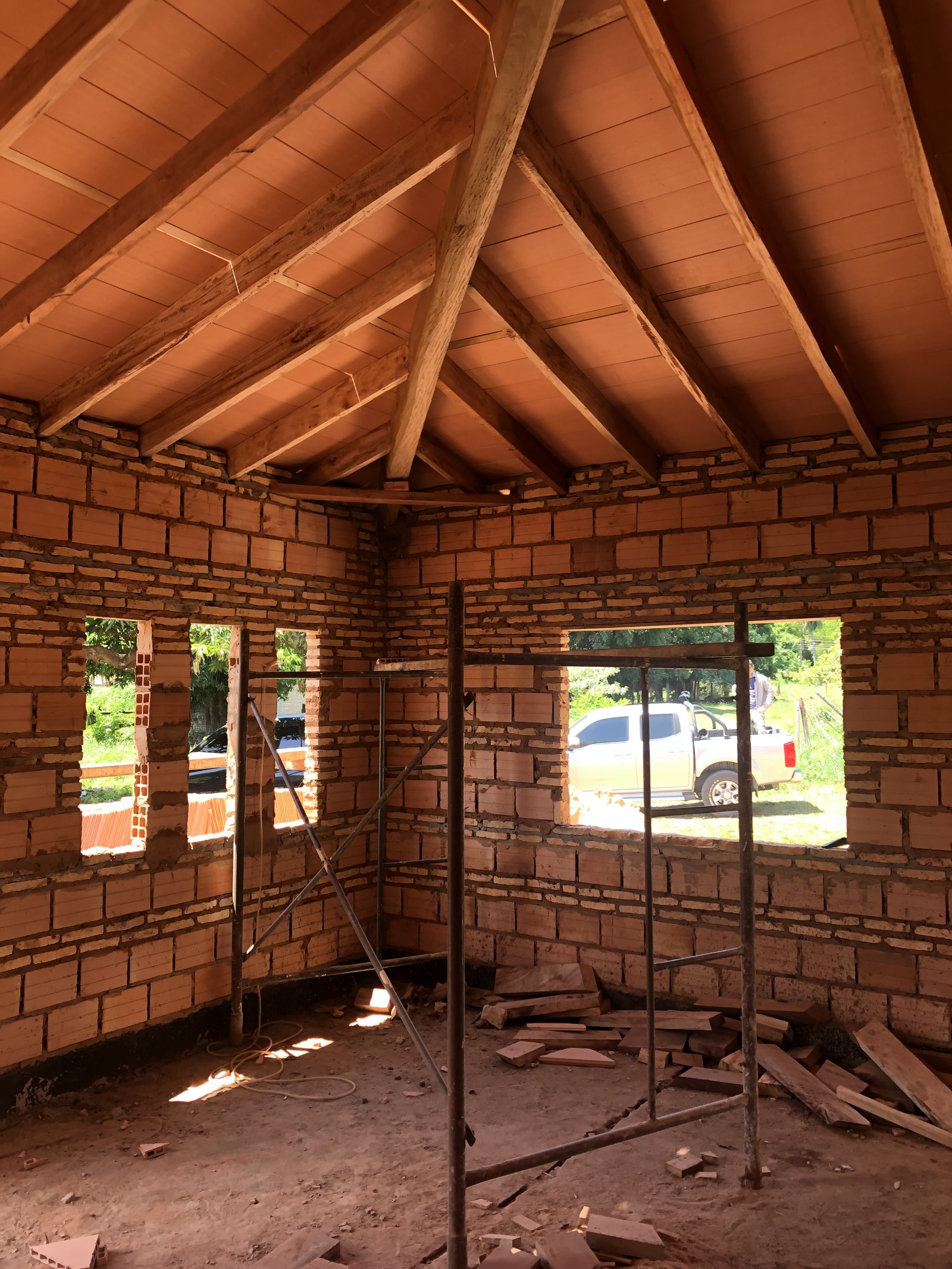 Habitacion con techo de madera a la vista, vivienda Luque - OGA Constructora