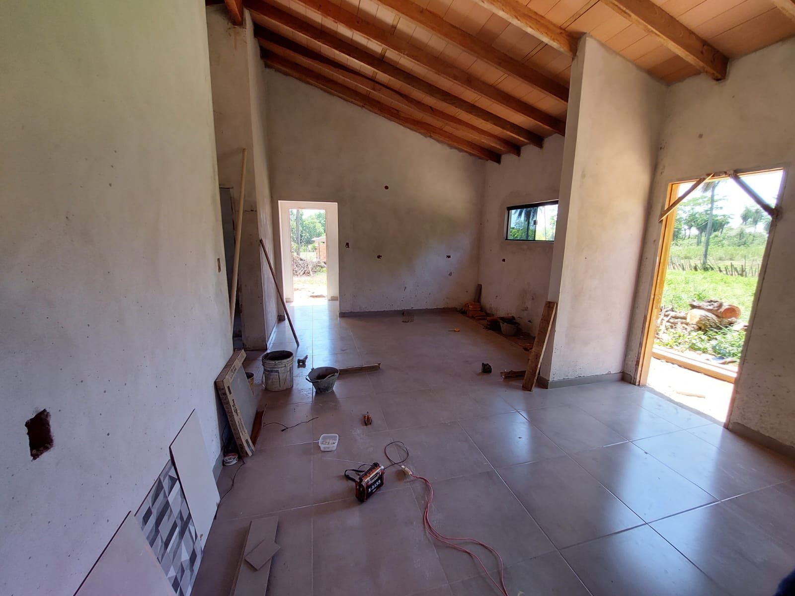 Ambiente interior con cielorraso de madera, vivienda Luque - OGA Constructora