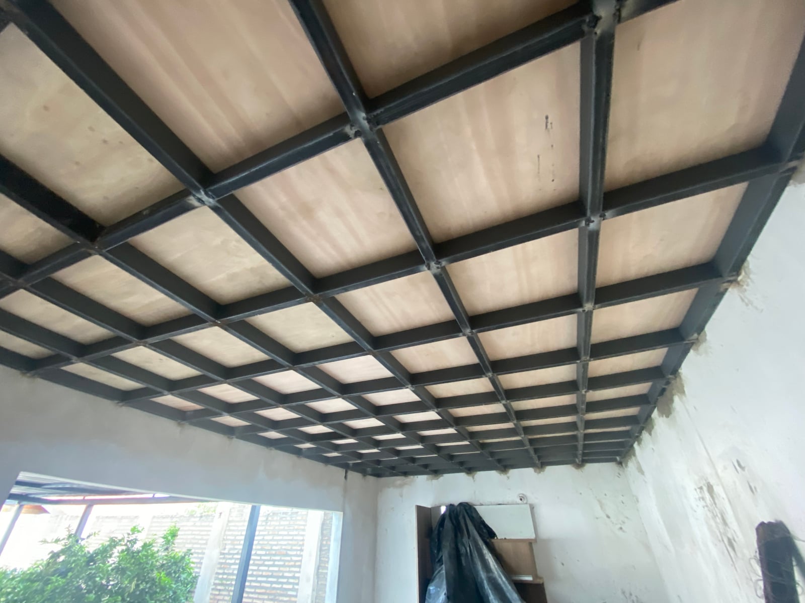 Estructura metálica de techo en obra de OGA Constructora, Yaguarón